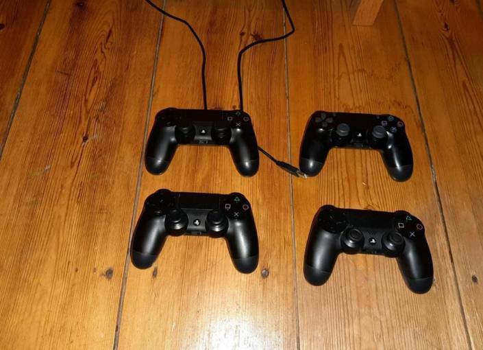 Playstation 4 Pro, 4 Controller